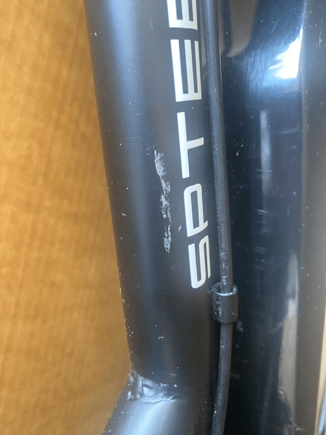 【公式正規品・輸送時の小キズあり】[街のブラックナイト0034] 電動アシスト自転車 - 性能は完全保持、特価でご提供！（擦り傷・塗装の剥がれ） - Sptebik