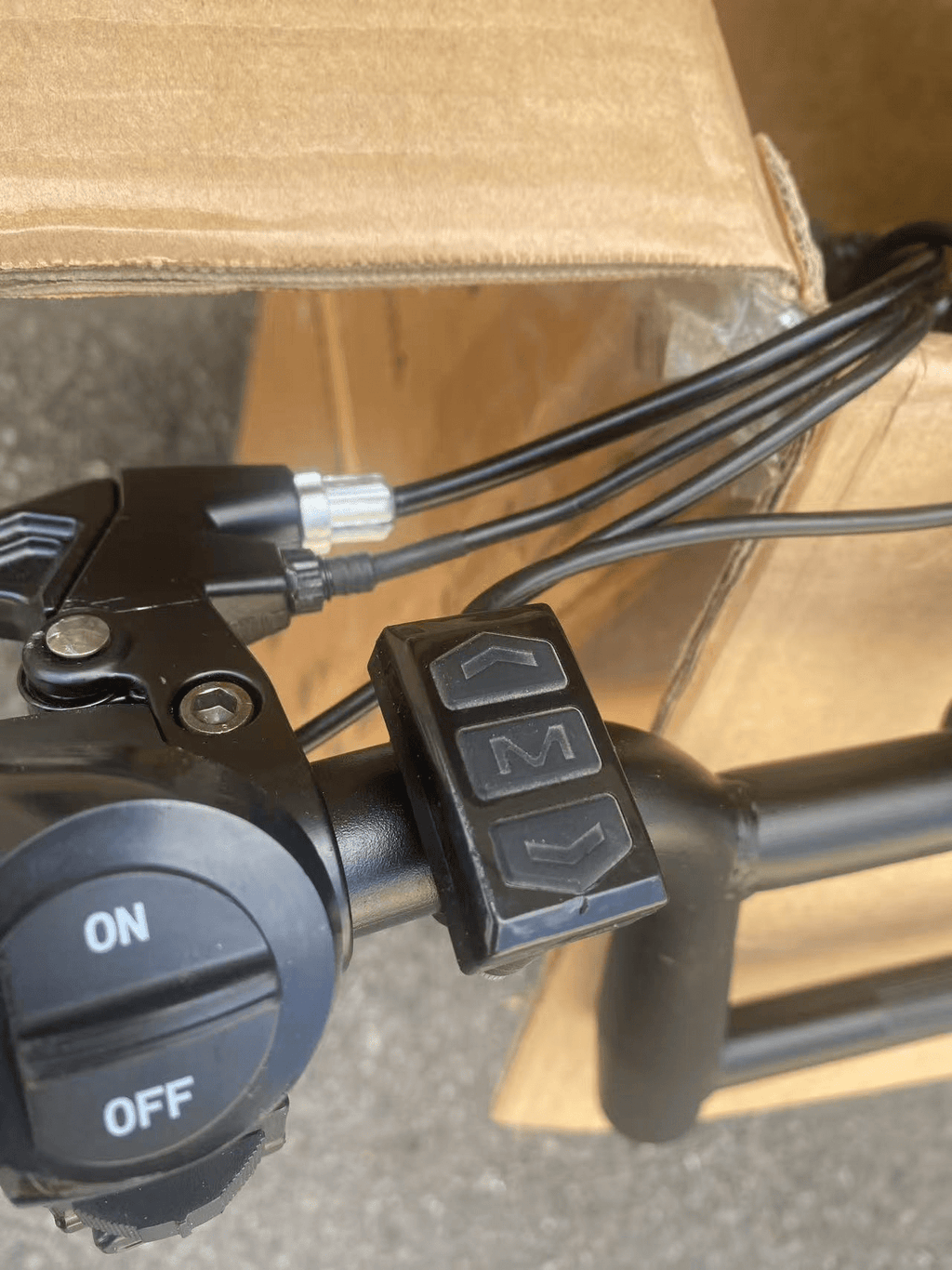 【公式正規品・輸送時の小キズあり】[街のブラックナイト0034] 電動アシスト自転車 - 性能は完全保持、特価でご提供！（擦り傷・塗装の剥がれ） - Sptebik